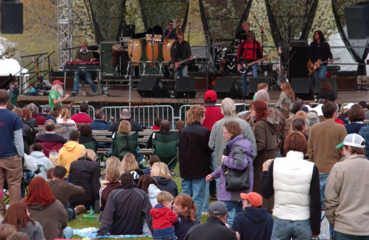 Picture - Pat McGee Band Rocking The Crowd At The 2005 Rochester NY Lilac Festival 